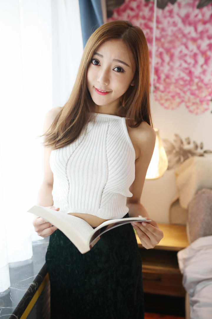 看书的高清美女图片