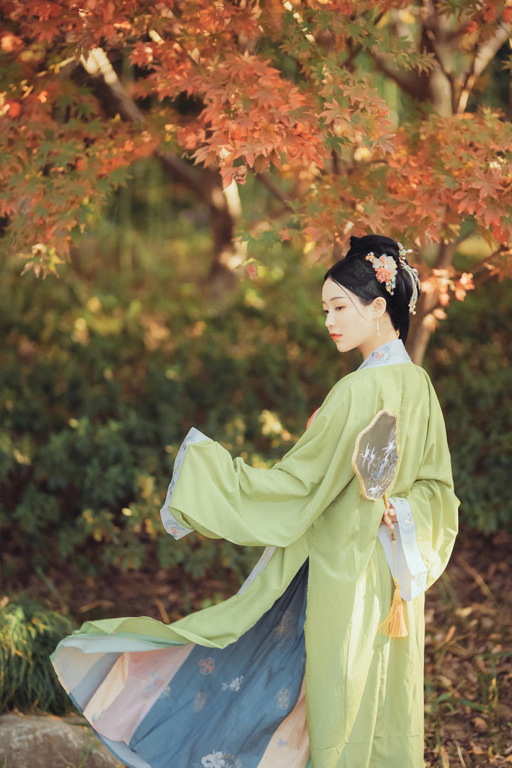 中国古典汉服美女背影唯美艺术写真图片