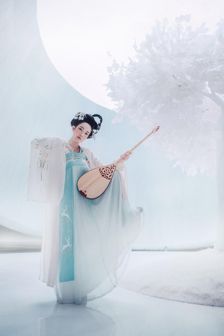 唯美古装弹琵琶的美女人像摄影