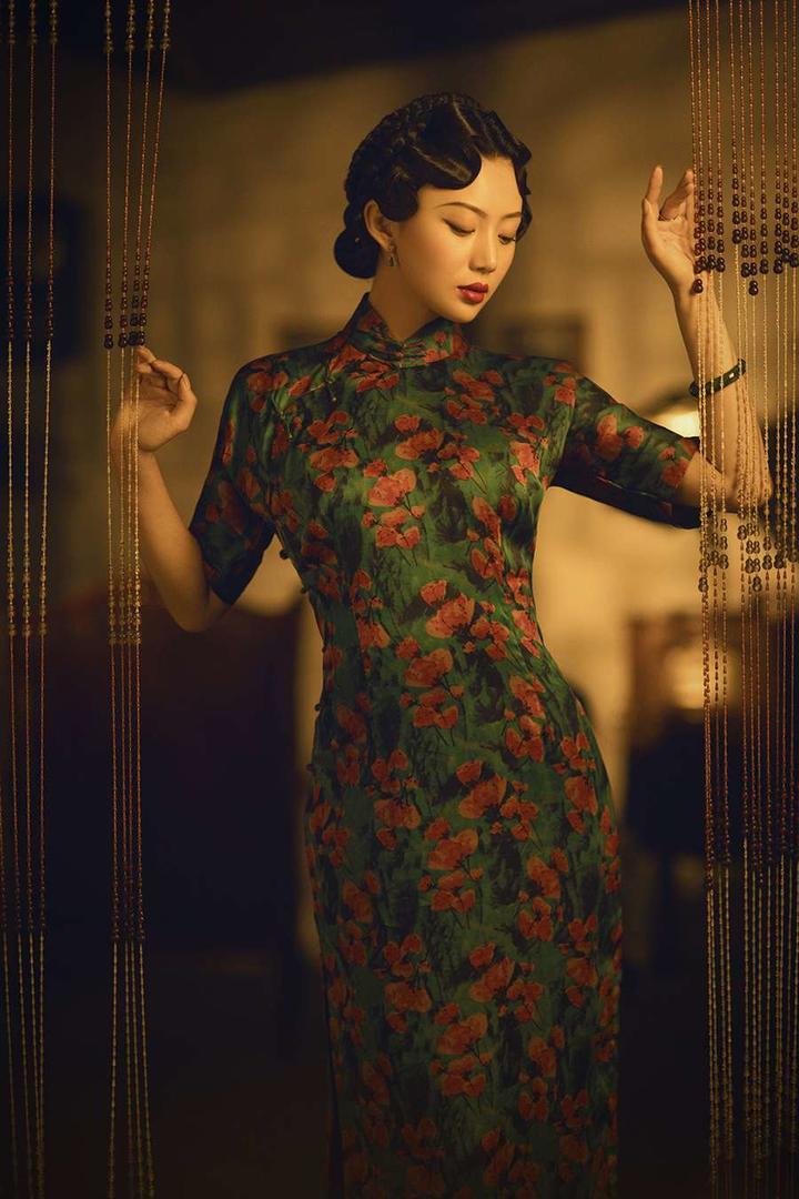 掀开门帘的民国阔太太旗袍美女图片