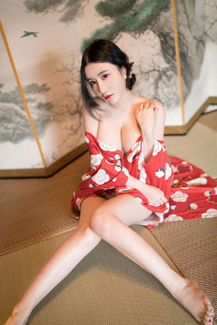 坐在席子上的高清性感日本美女图片