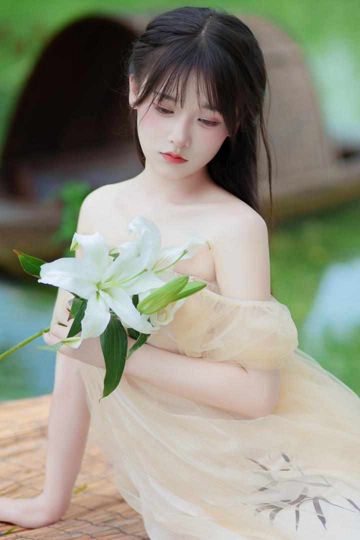 捧着鲜花的清纯女神唯美人像摄影写真图片