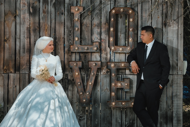 欧美深情对望情侣婚纱写真图片