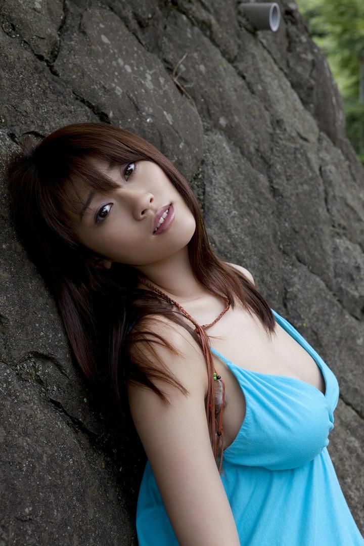 日本丰满成熟美女户外大胆人体艺术摄影图片