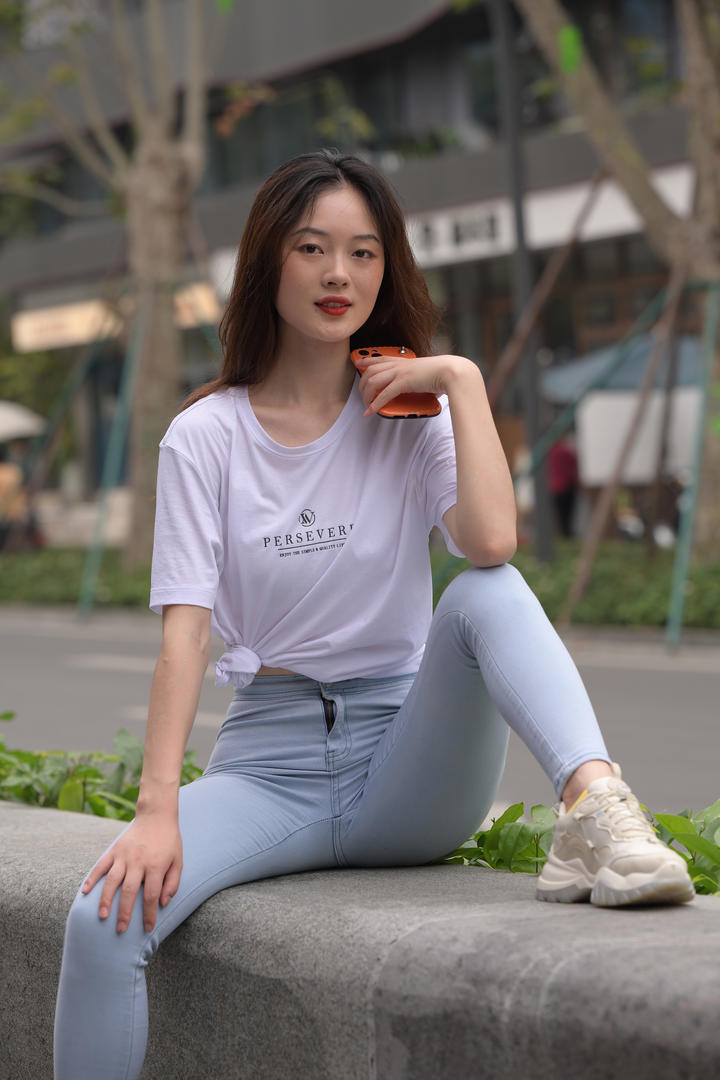 街拍坐姿不雅的漂亮牛仔裤美女清纯美女写真图片