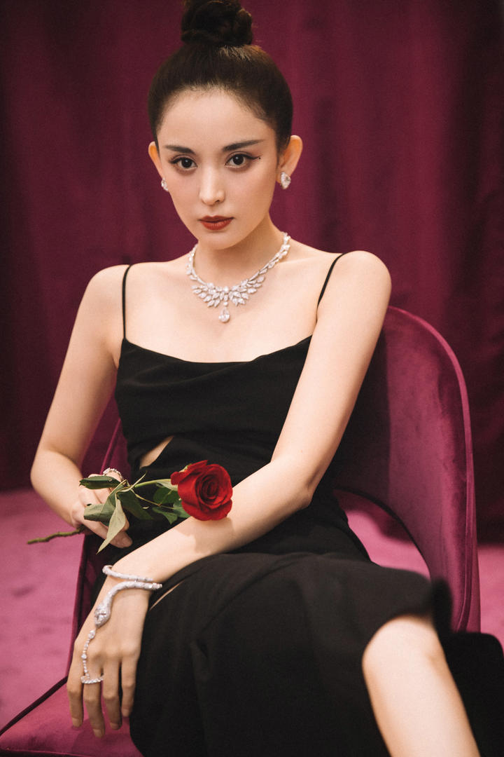 古力娜扎手拿玫瑰高清女明星艺术照欣赏