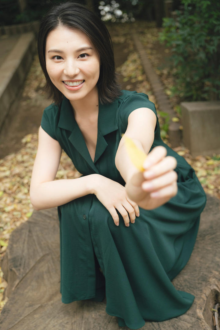 高清日本短发女神户外摄影写真图片
