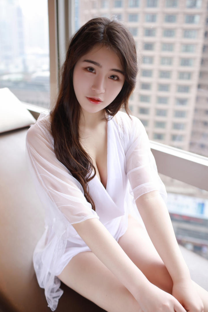 坐在椅子上的极品性感美腿美女写真