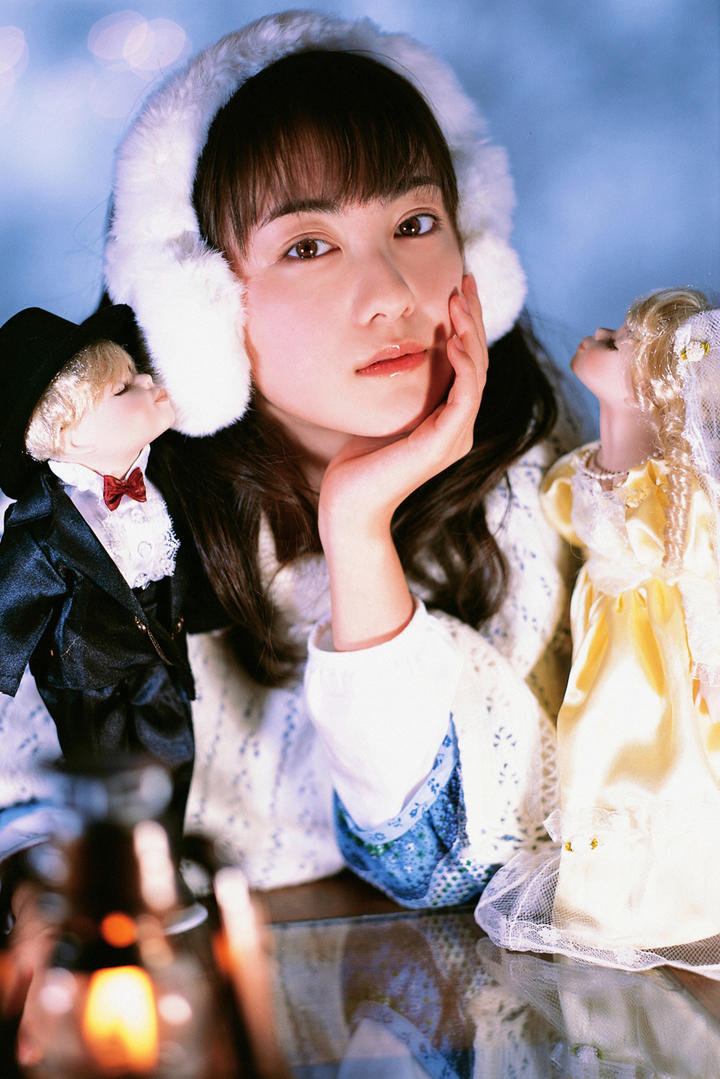 戴着耳罩的日本可爱女孩天然素人摄影写真图片