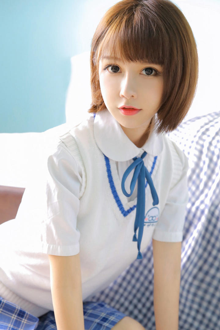穿着校服的清纯短发美女写真图片