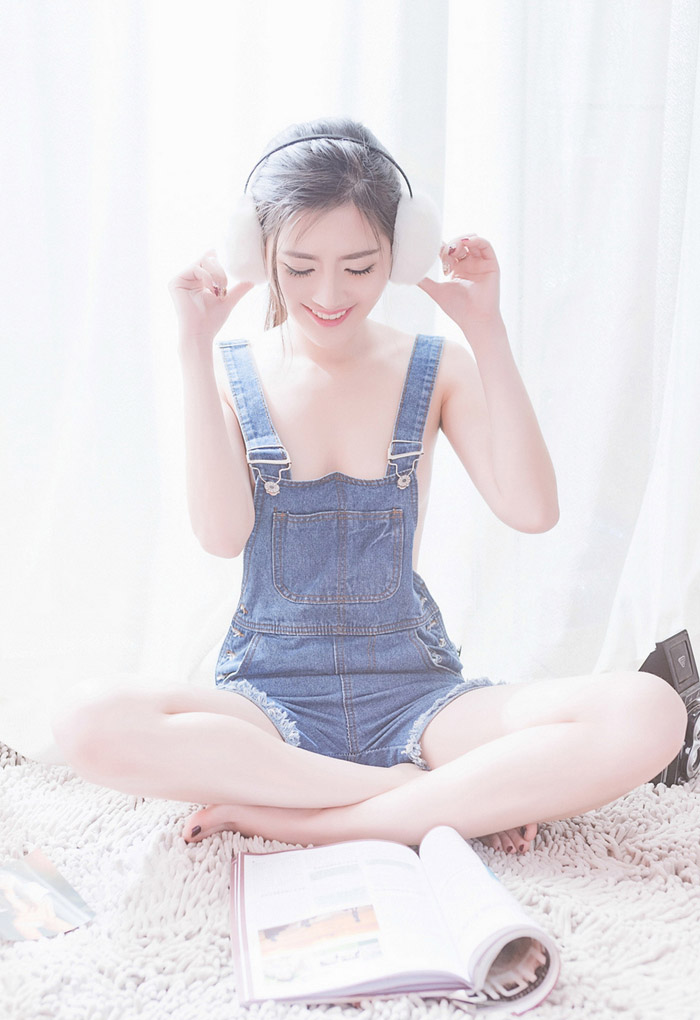 嫩模李昔雨白色耳罩笑容室内写真