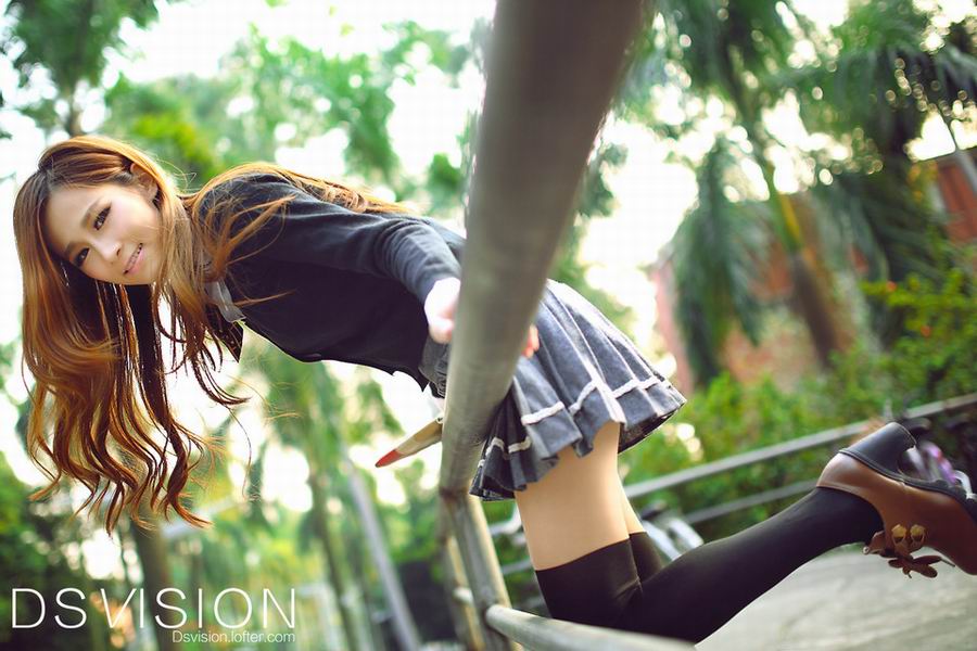 清纯美女迷人户外街拍写真