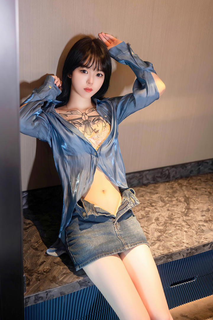 穿牛仔短裙的116极品美腿美女写真图片