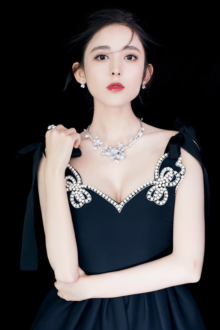 中国美女明星古力娜扎气质写真壁纸图片