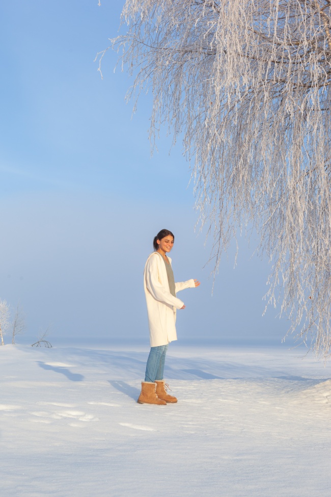 冬季雪地高挑美女图片