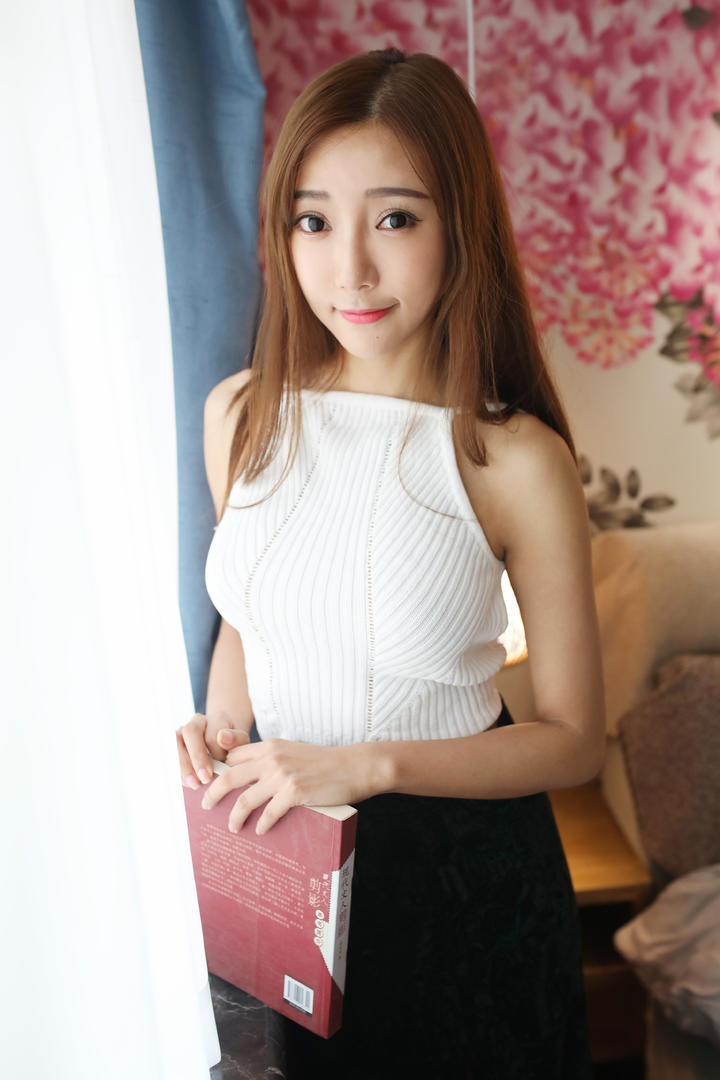拿着书本的高清美女图片