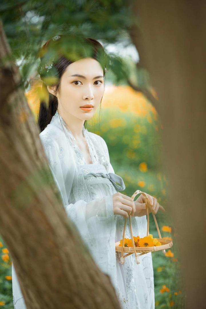 提着花篮的唯美古装美女写真图片