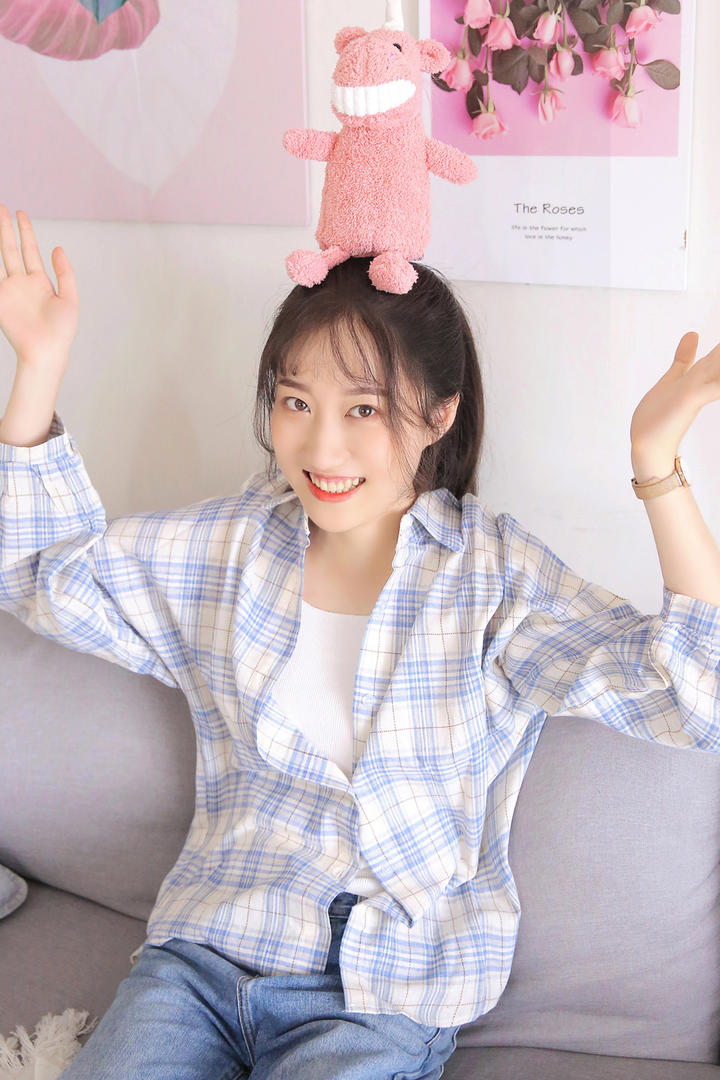 头上顶着娃娃的可爱美女