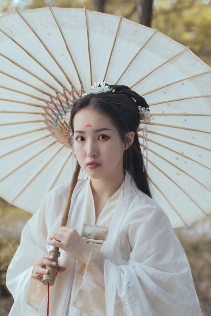 撑着伞的唯美古装美女艺术写真图片