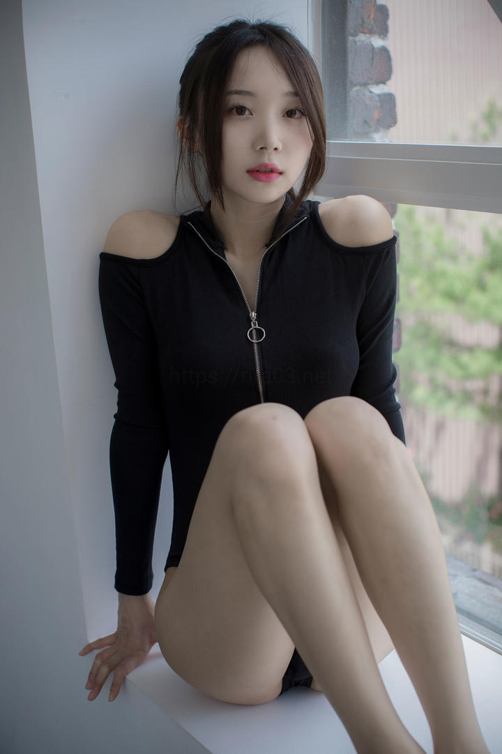 坐在窗户边的清纯学生妹摄影写真大图