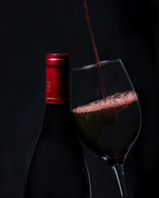 倾斜式倒红酒图片
