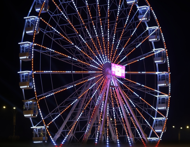 圣诞节游乐园摩天轮夜景图片