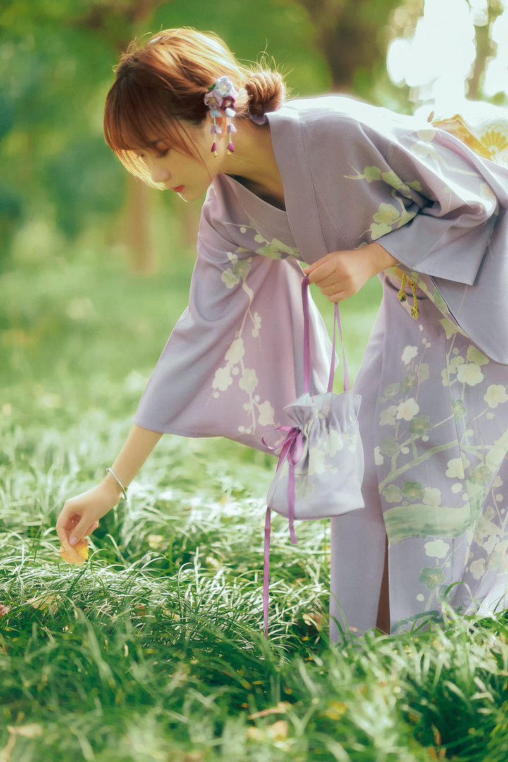 草地上的高清日本和服美女写真图片
