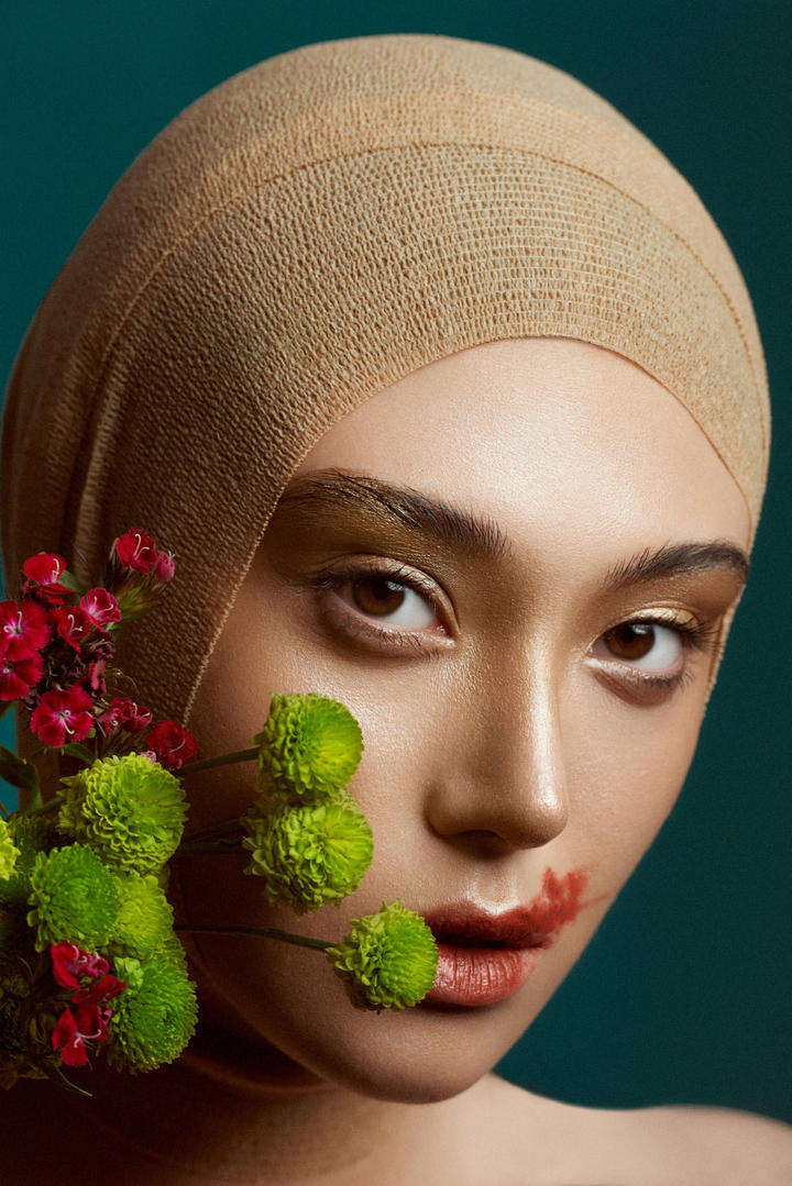 裹着头巾的国外美女模特人像艺术摄影图片