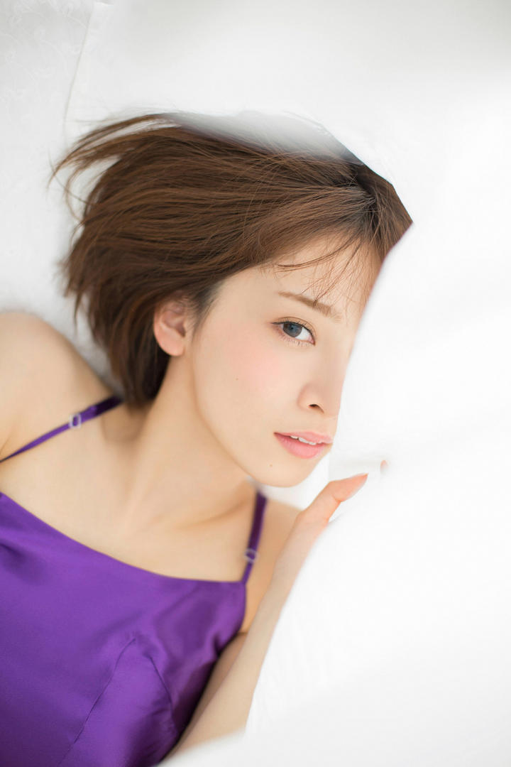 高清短发美女特写图片