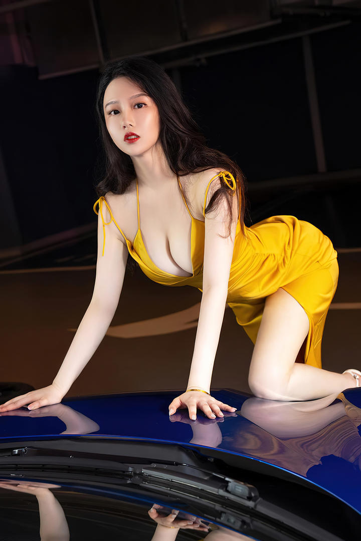 国产精品性感车模翘臀美女黄色裙图片