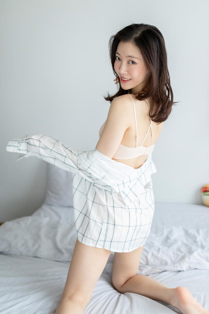 跪在床上的性感衬衫美女背影图片