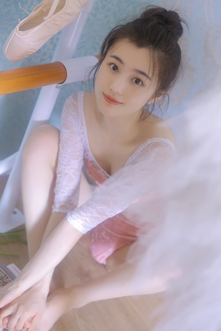 国产精品久久极品艺校女大学生艺术照写真