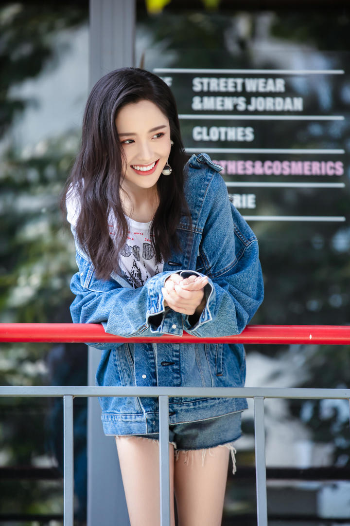 王艺瑾性感美腿写真图片