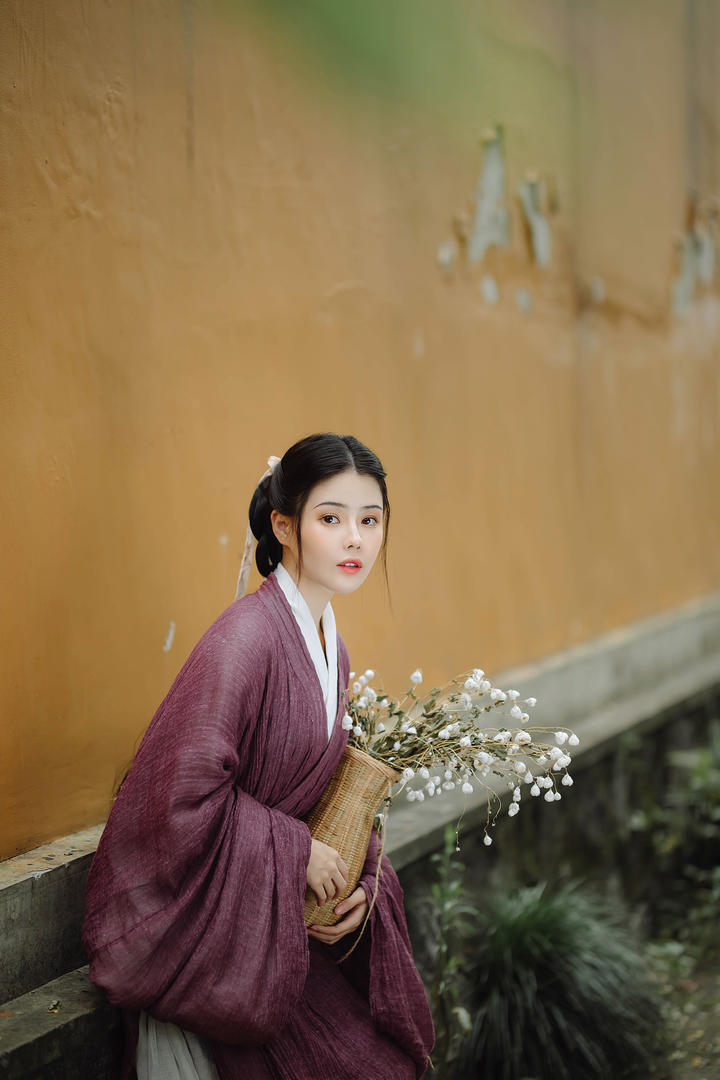 捧着花篮的唯美古装美女艺术照摄影图片大全