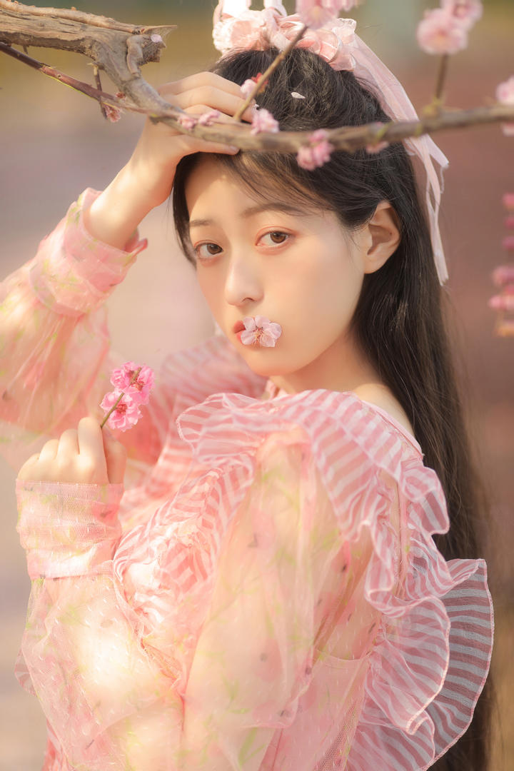 嘴里含着花朵的清纯甜美女孩手机壁纸图片