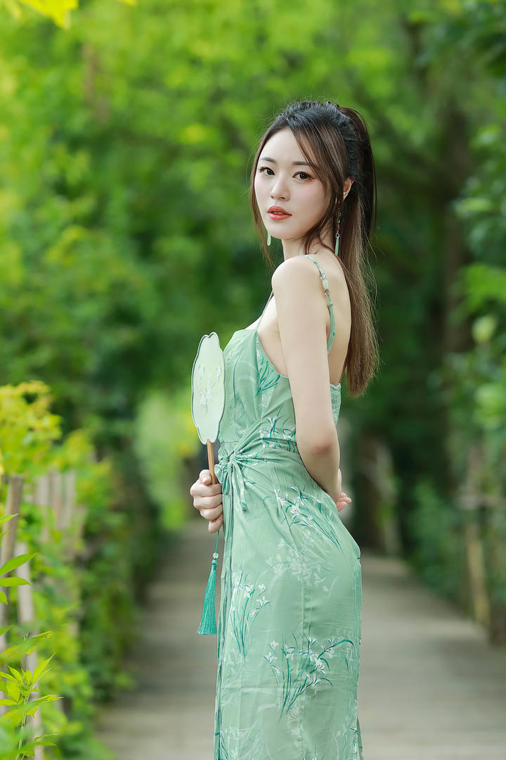 身材偏瘦的清纯女生唯美艺术照写真图片