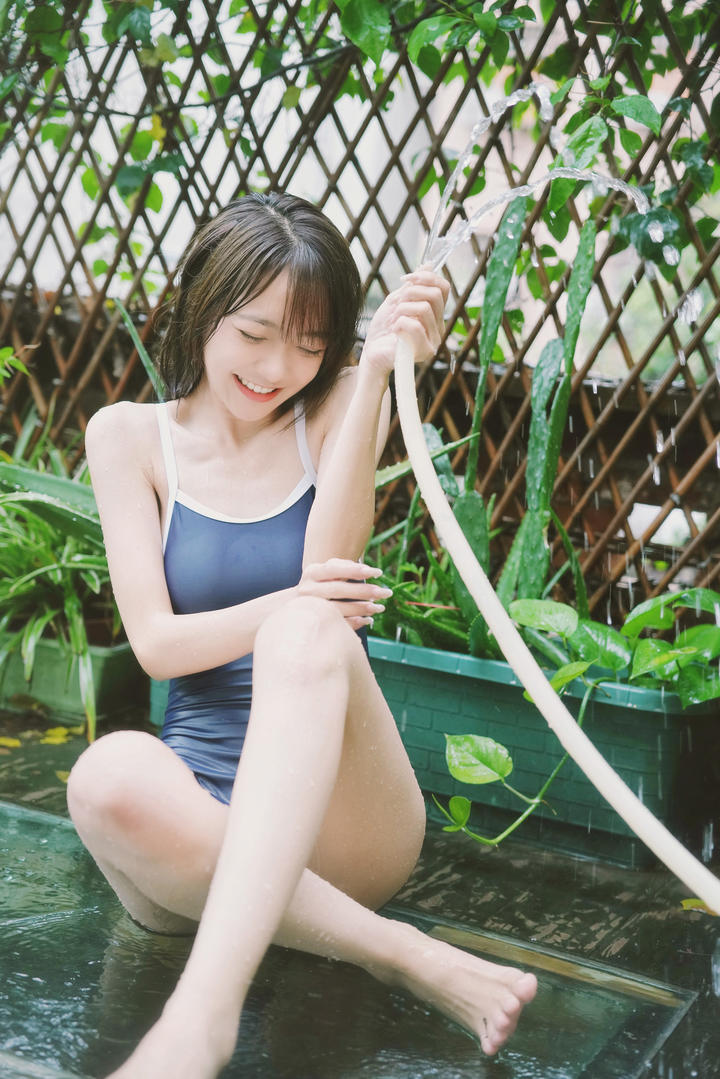 玩水的清纯泳装美女湿身写真图片