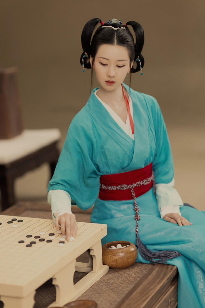 下围棋的古装美女校花陈都灵写真图片