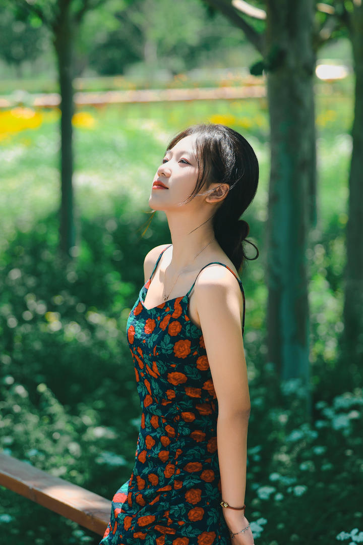 吊带碎花长裙美女唯美写真