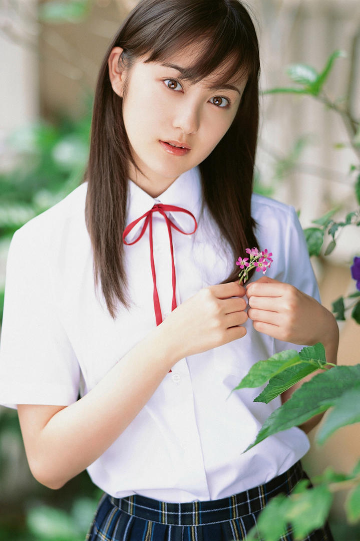 穿校服的眼神清澈女大学生高清壁纸图片