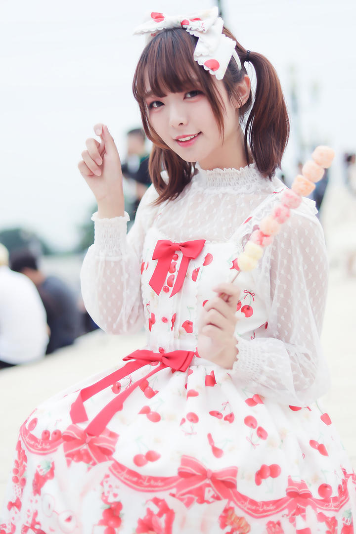 手里拿着糖葫芦的可爱清纯美女