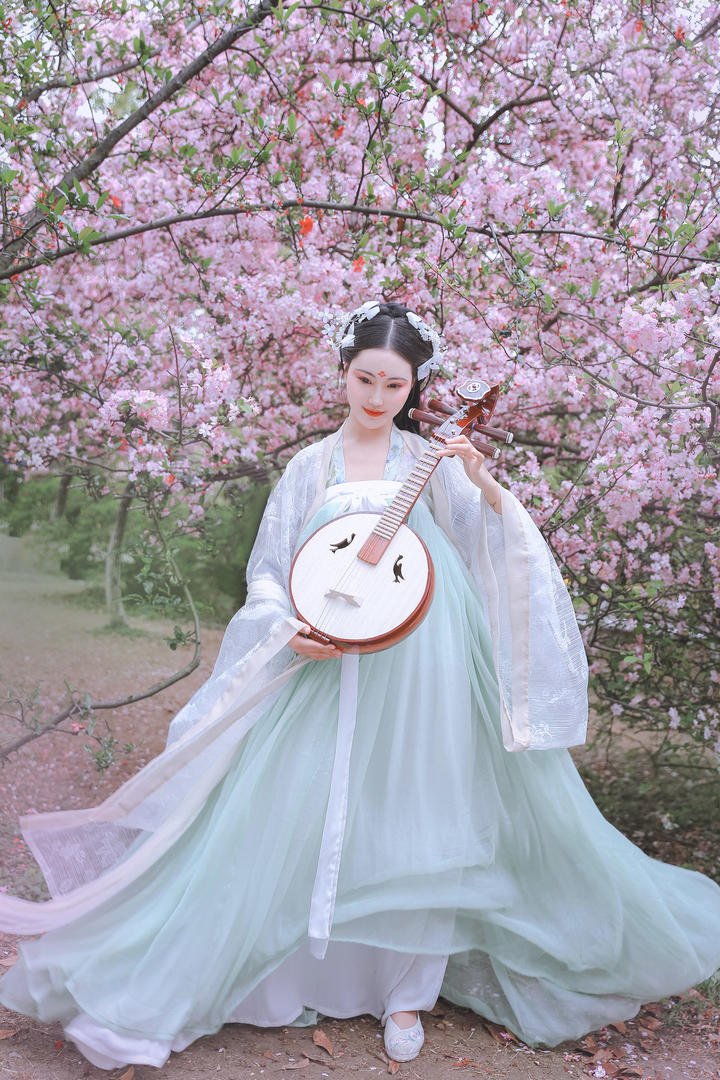 桃花林中的唯美古风头像女图片