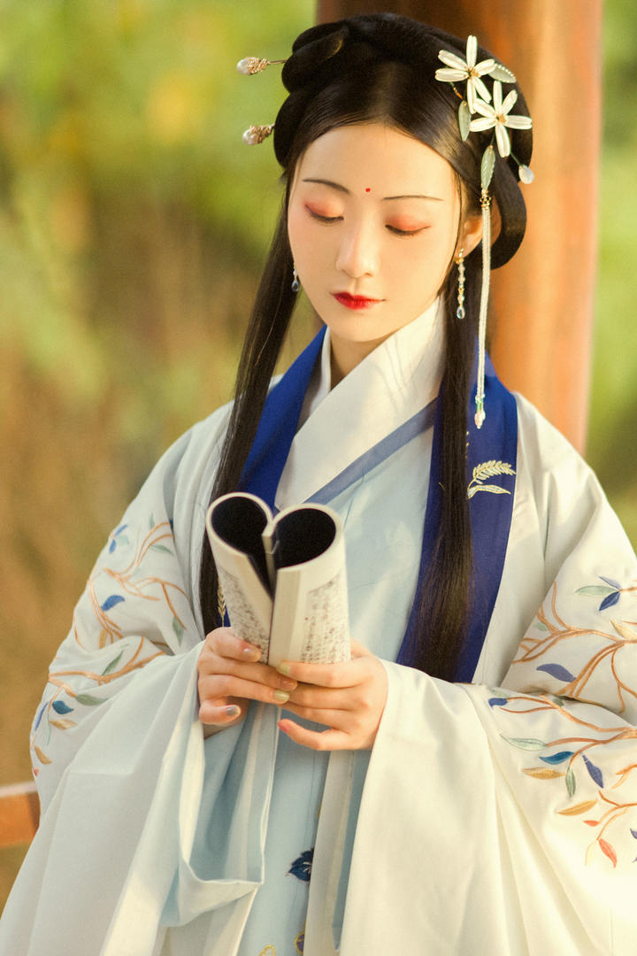充满书卷气息的古装美女壁纸图片