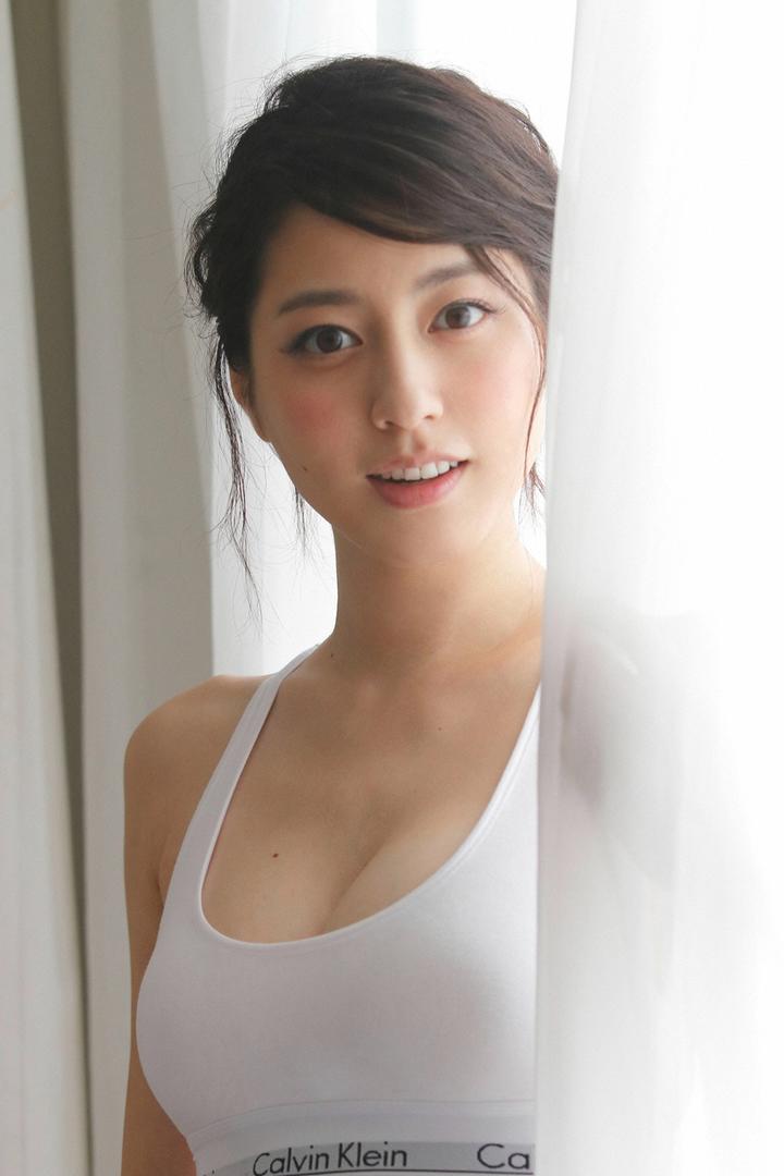 白色吊带背心大胸美女日本人体摄影图片