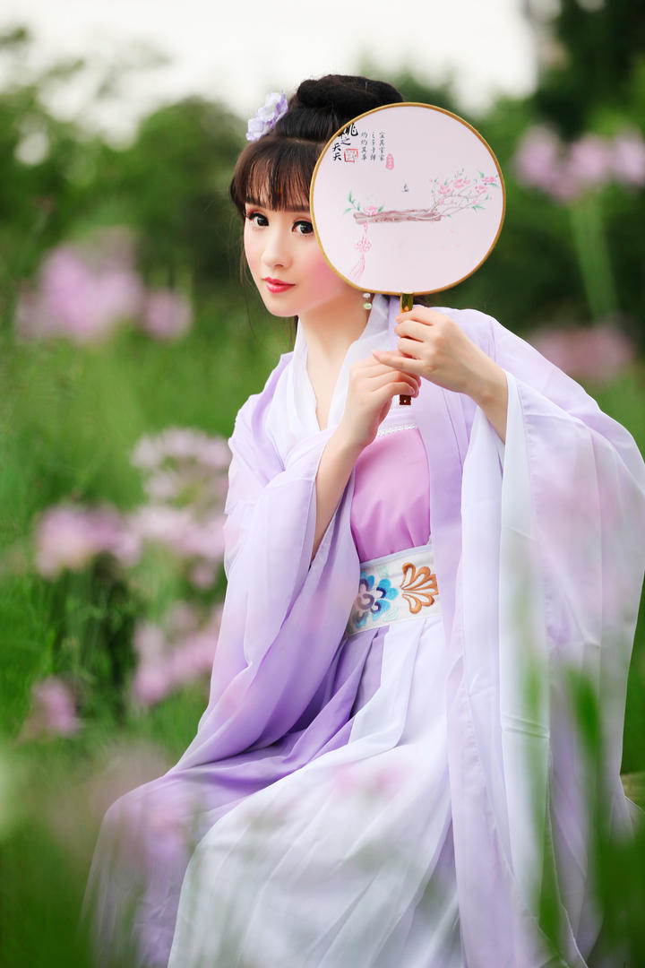 拿着扇子的唯美古装美女人像摄影写真图片