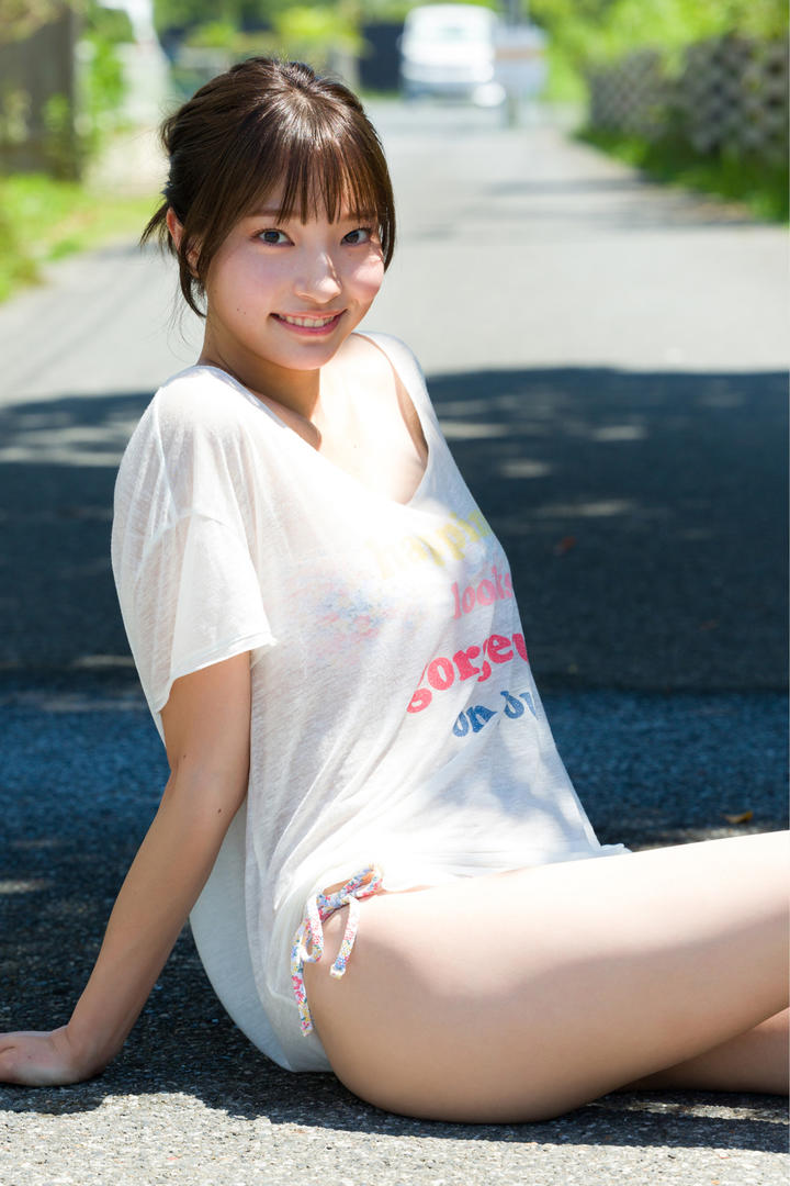 穿宽松上衣的日本俏皮美女半露写真图片