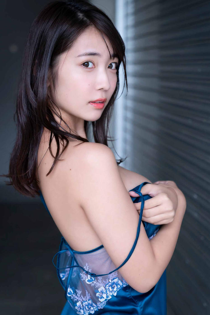 日本性感空姐大胸美女半裸体艺术照