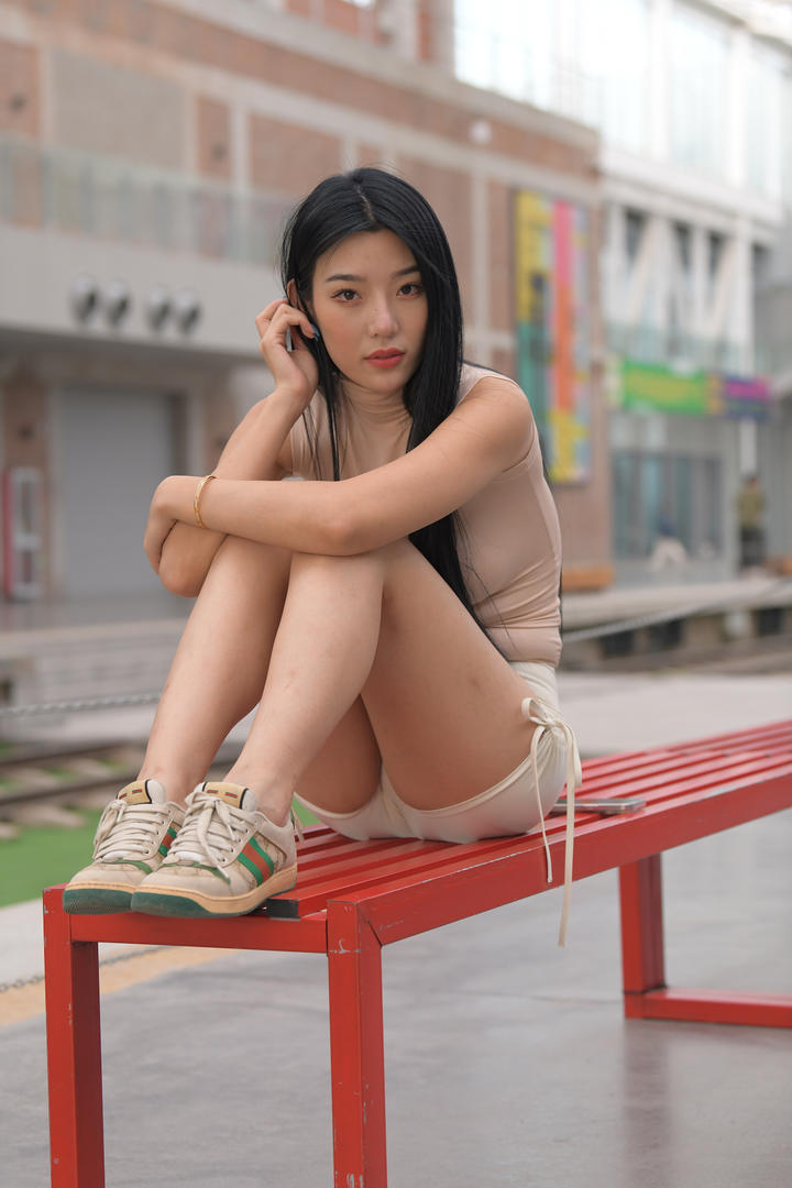 坐在长椅上的紧身裤美女国模街拍图片