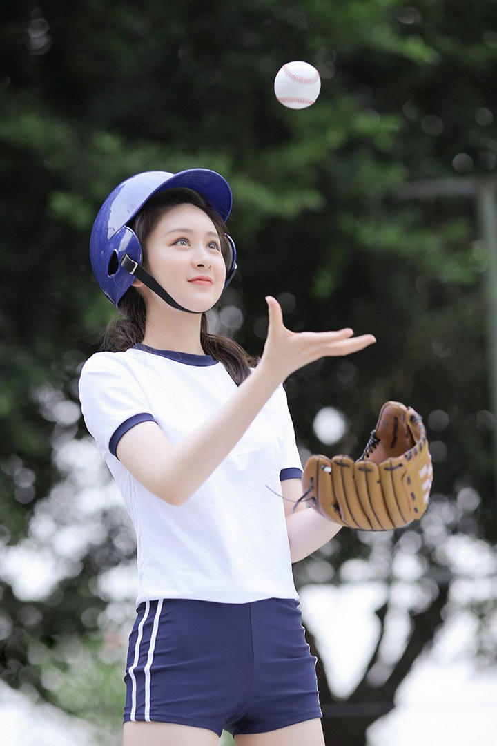 清纯甜美打棒球的女大学生摄影图片