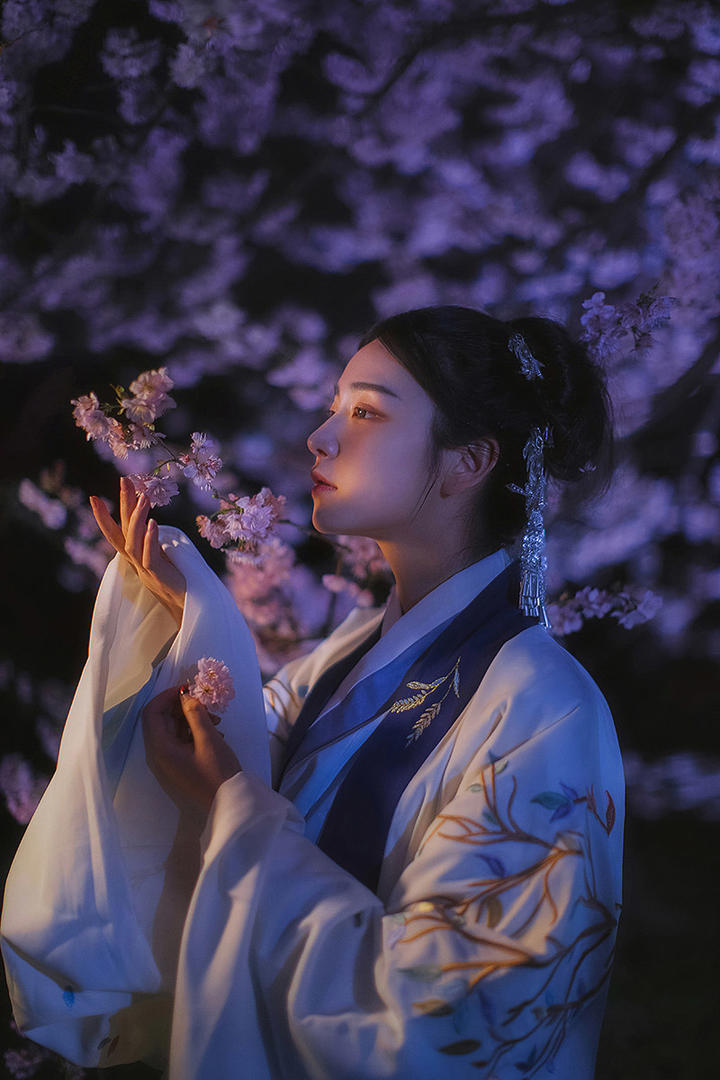 唯美桃花林中的古装美女摄影图片